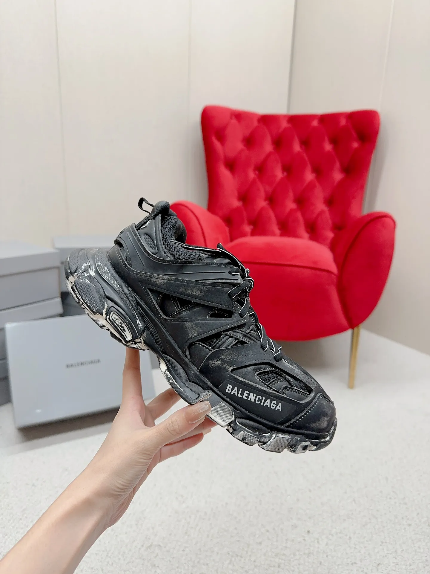 👟👟Ex-factory price 980👟👟 Men's size +10 𝐁𝐚𝐥𝐞𝐧𝐜𝐢𝐚𝐠𝐚|||𝐭𝐫𝐚𝗰𝐤 series 𝟑.𝟎Three generations of sports dad shoes‼ ️ [Top high-end quality from Dongguan Factory] Balenciaga dad shoes ~ super fashionable ~ full and three-dimensional shoes ~ amazing lines ~ very soft and light on the feet ~ super comfortable ~ versatile for commuting ~ can be paired with mid-calf socks, bell bottoms, wide-leg pants, overalls, very high-end ~ very manly and handsome ~ suitable for spring, summer, autumn and winter all year round... ⇢✈ Upper: Exclusive 1:1 original molded custom imported technical fabric mesh + imported cloth + 3M reflective strips [composed of 108 sub-pieces] ⇢✈Inner lining: Breathable mesh ⇢✈Outsole: Exclusive 1:1 original molded PU+TPU+EVA+rubber, a total of 13 sets of grinding tool combinations ⚠️Difference in market currency ~ high-end quality is definitely different ⇢✈𝐒𝐈𝐙𝐄Females: 35, 36, 37, 38, 39, 40 ⇢✈𝐒𝐈𝐙𝐄Men: 39, 40, 41, 42, 43, 44, 45